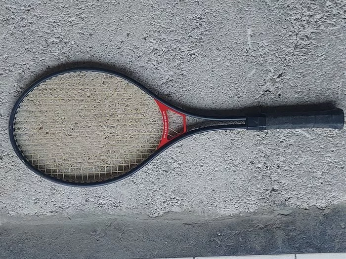 Ho un centinaio di racchette da tennis.. Legno.. Metalllo.. 