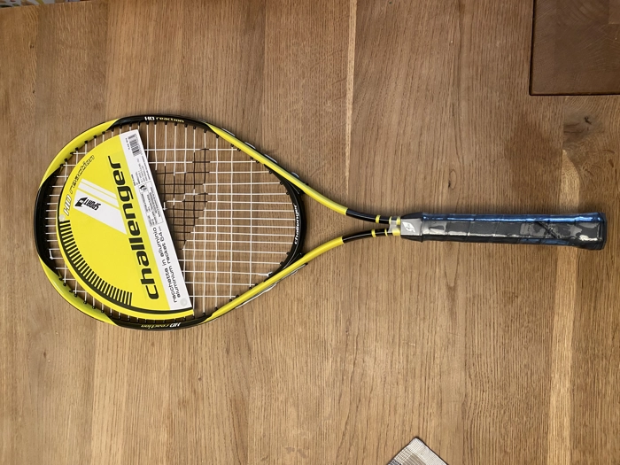 Vendo racchetta da tennis mai usata e ancora con cartellino per sbagliata misura. 64 cm, consigliabile per bambini. 