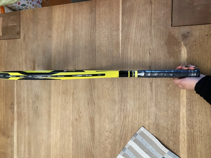 Vendo racchetta da tennis mai usata e ancora con cartellino per sbagliata misura. 64 cm, consigliabile per bambini. 