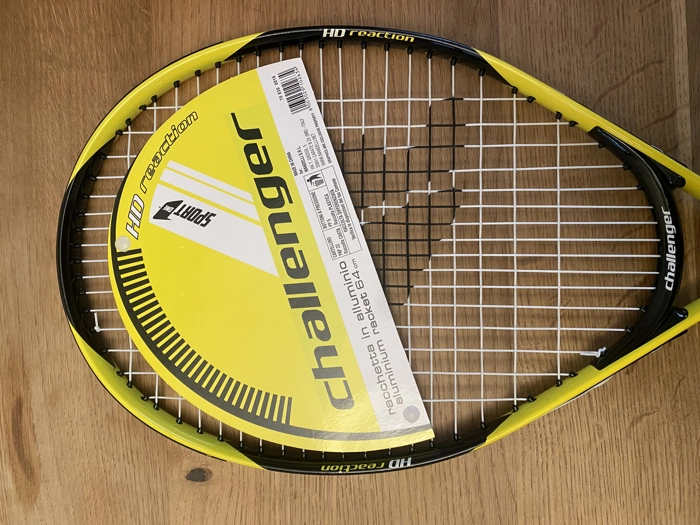 Vendo racchetta da tennis mai usata e ancora con cartellino per sbagliata misura. 64 cm, consigliabile per bambini. 